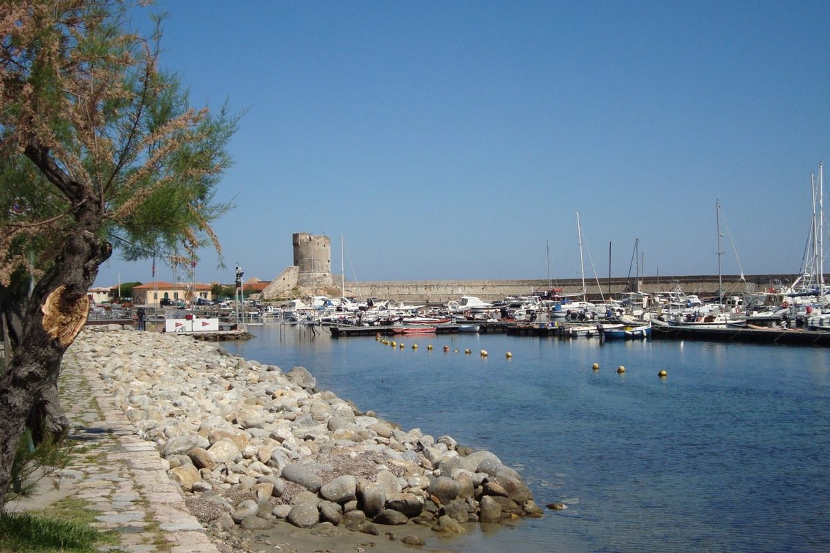 Il porto di Marciana Marina con la torre medicea
