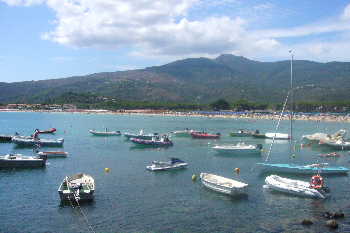 Barche nella baia di Marina di Campo