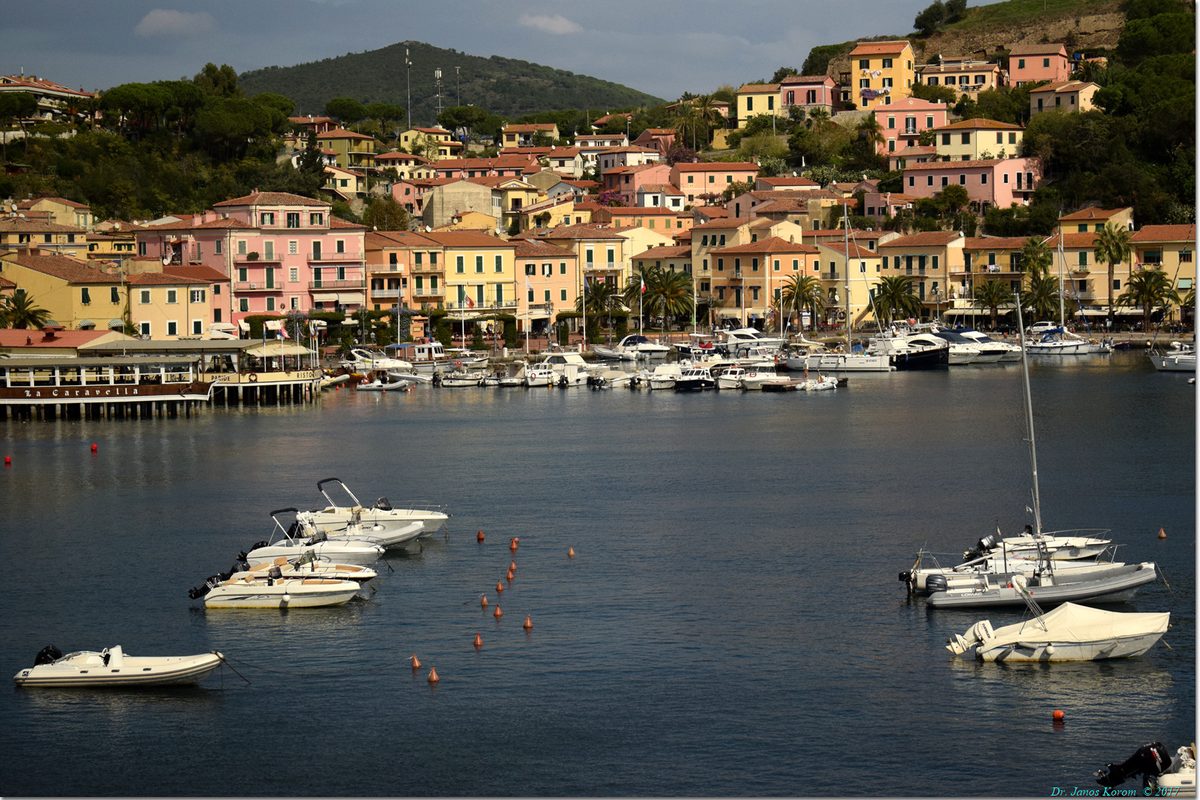 Il porto e il paese di Porto Azzurro
